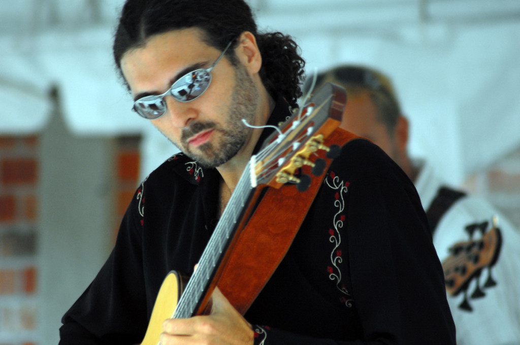 Johannes Linstead performs
